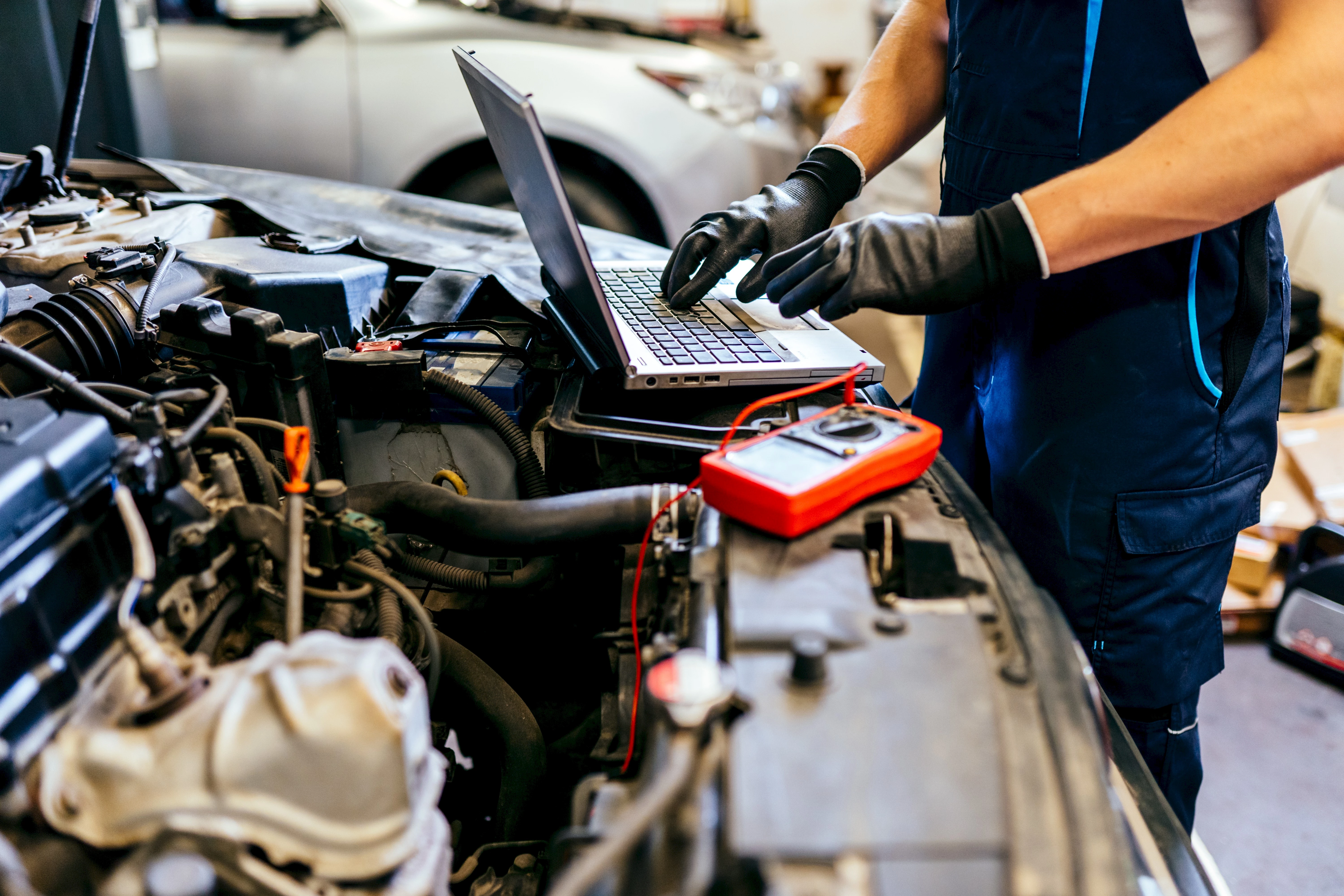 Hé toi ! Tu es prêt(e) à mettre ta passion pour la technique et les voitures sur la voie rapide ? Alors lis la suite - nous te cherchons en tant que mécatronicien/ne d'automobiles 80% - 100% !